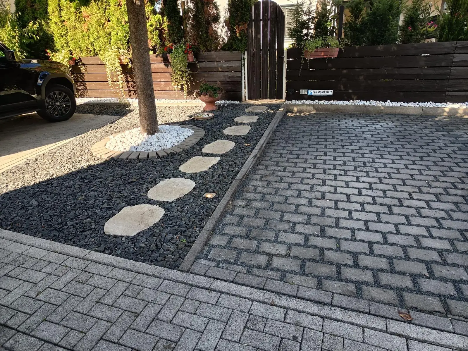 Gepflasterte Einfahrt mit gesetzten Randsteinen