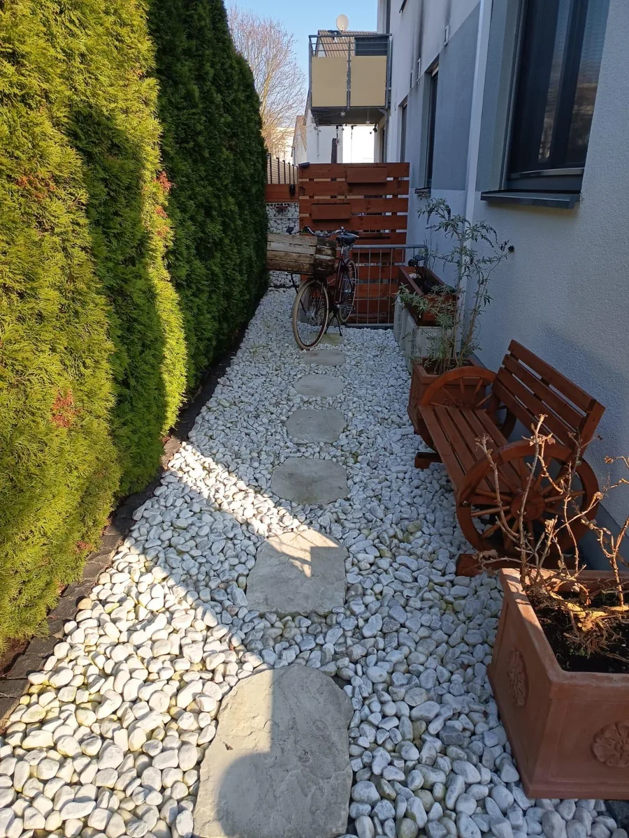Angelegter Steingarten mit Kiesweg und Bepflanzung