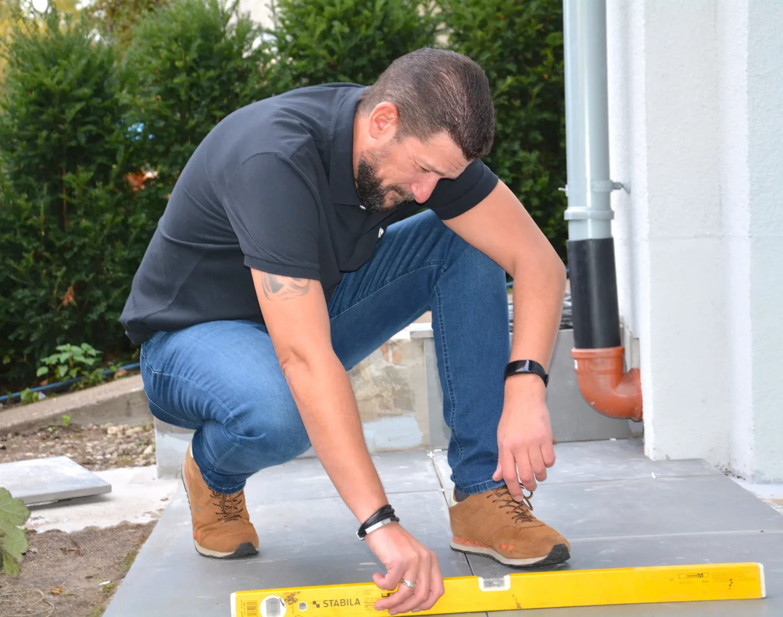 Neu gebaute Terrasse mit verlegten Platten