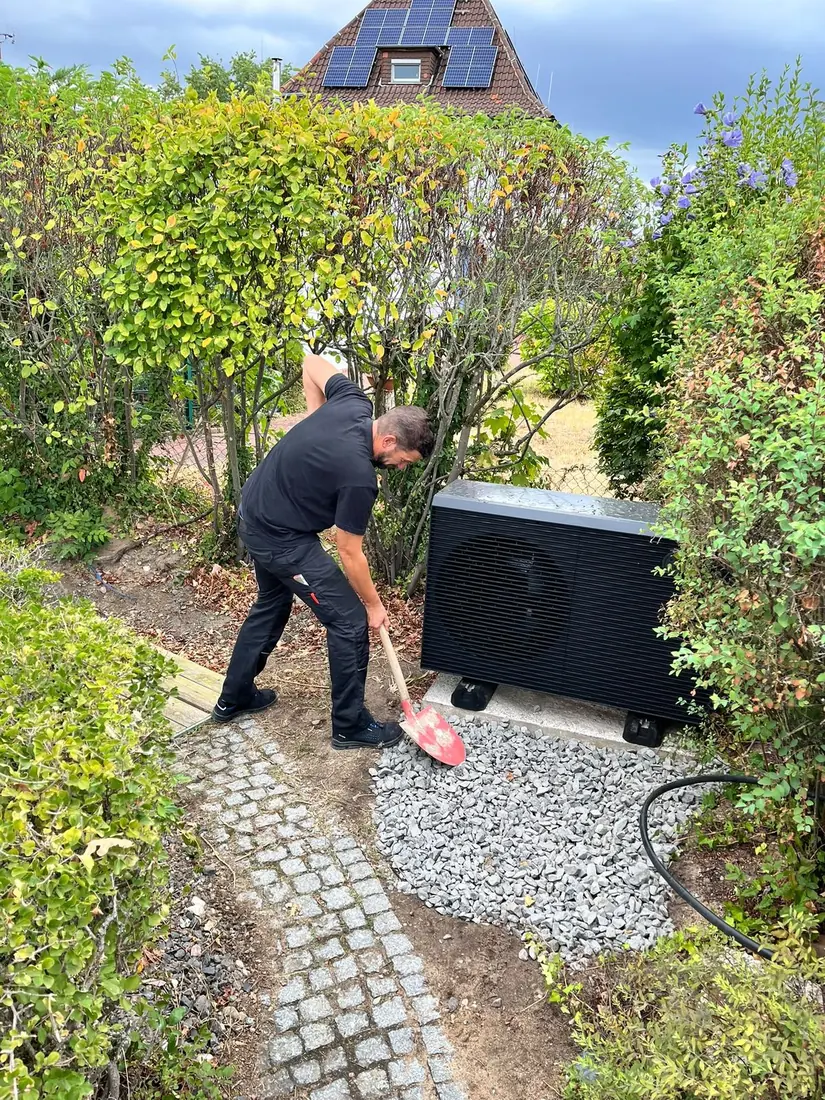 Fertig angelegtes Kiesbett als Aufstellfläche einer Wärmepumpe